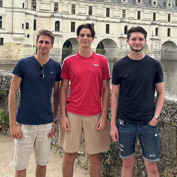 (De gauche à droite) : Maxime Feugier, Lucas Gehin et Bastien Delaye, diplômés de l’INSA Lyon, veulent prouver que « construction » peut rimer avec « environnement ».